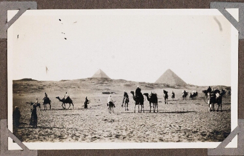 Devant les pyramides de Guizèh