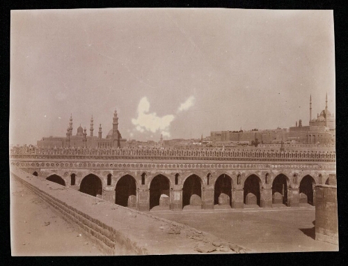 [Le Caire : cour de la mosquée Ibn Touloun avec en arrière-plan la mosquée du sultan Hassan et la citadelle]