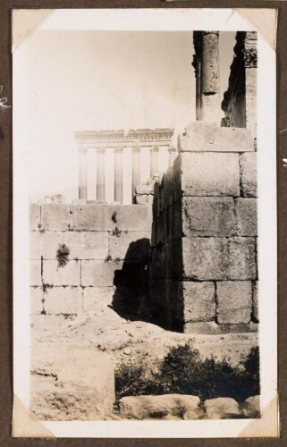 Baalbek : Les cinq colonnes du temple du soleil et l'arrière du temple de Bacchus. Vue prise en dehors de l'enceinte