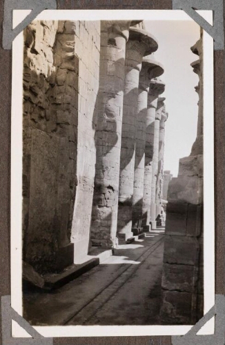 Karnak : Grande salle hypostyle. Allée centrale, direction Sud-Nord