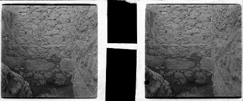 46 - Les fouilles. Base de vieux murs à talus (israélite ?)