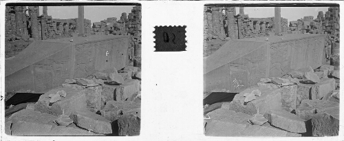 50 - Temple d'Amon. Obélisque debout de Thoutmasis I (1540-1501) 18e degré, dans la cour centrale obélisque couché de la reine Hatshapsouet (18e degré) dans la cour de Thoutmasis I