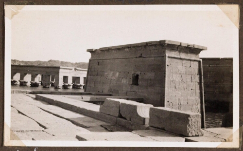 Philae : Sur le pylône du temple d'Isis. Kiosque