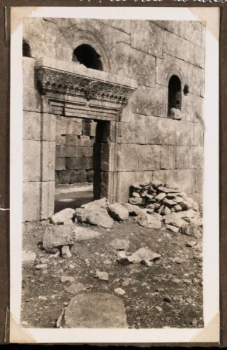 Qalaat Semân : Petite église. Porte latérale