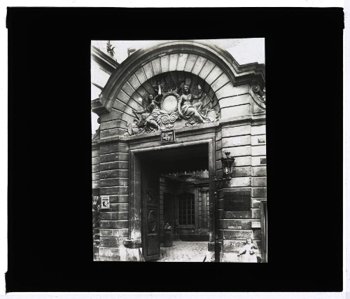 Paris : Porte de l'Hôtel de Bisseuil. 47, rue Vieille-du-Temple [ou] Hôtel des Amabassadeurs de Hollande (4670)