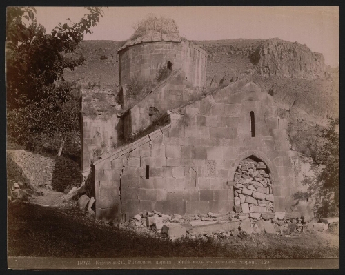 15974. [Kyndévank. Façade occidentale de l’église du monastère]. 129