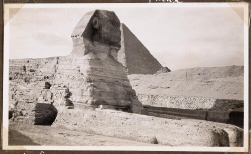 Le sphinx, vue prise du Sud-Est, à l'arrière-plan, pyramide de Khéops