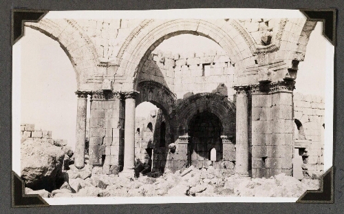 Qalaat Semân : Ocotgone. Base de la colonne de Saint-Siméon (à demi cachée)