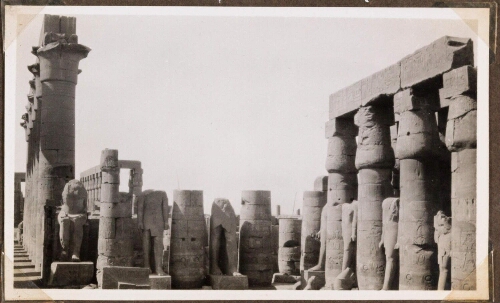Cour de Ramsès II et chapelle de Thoutmès III (temple de Louqsor). Direction Sud-Ouest