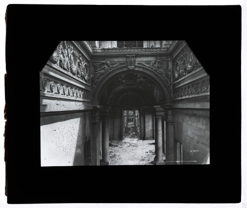 Paris : Ruines des Tuileries, décoration de la partie supérieure d'une galerie (6652)