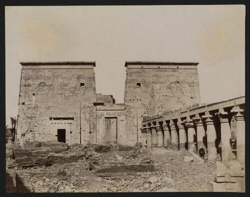 29. Karnak - Pylône avec les colonnes Ptah [i. e. Premier pylône du temple d'Isis à Philae]
