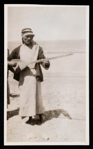 Bédouin avec "nibel" à Zula al Ziza