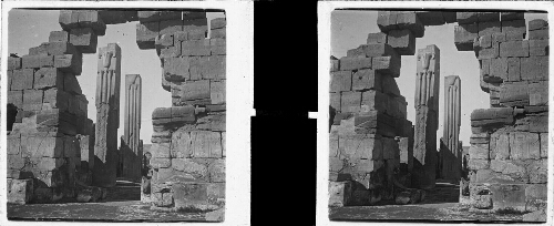 53 - Temple d'Amon. Cour de Thoutmasis I, colonnes de la Haute et de la Basse Egypte devant le Saint des Saints