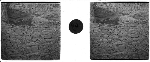 49 - Les fouilles. Vieux mur, talus