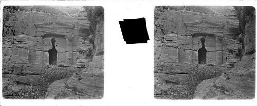 59 - 19-21 mai : Pétra. Tombe à escalier, fronton triangulaire à deux pilastres et deux colonnes engagées, porte accotée d'animaux