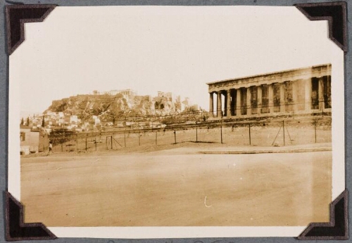 [Athènes : l'Acropole vu depuis l'Agora, au premier plan l'Héphaïstéion]