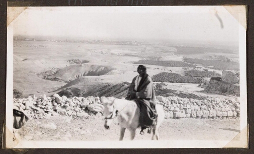 Débouché de la route de Jérusalem dans la plaine du Jourdain. Au fond, Jéricho moderne