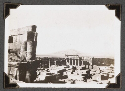 Palmyre :  Au dessus du naos. Vue sur la porte monumentale et les ruines de l'Ouest