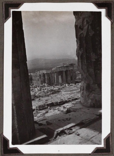 [Athènes : vue des Propylées depuis les colonnes du Parthénon]