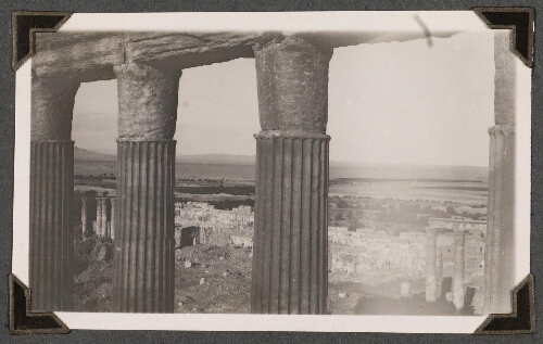 Palmyre : Au dessus du naos. Vue sur la colonnade. A l'Est, vue sur  l'oasis et le désert
