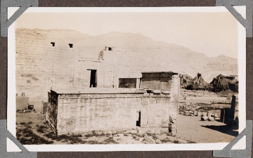 Medinet Habou : temple d'Amenerdaïs. Vue prise du mur d'enceinte Sud