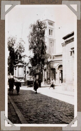 Jérusalem : Le Mauristan. Bazar grec moderne. La fontaine marque l'emplacement de Sainte Marie la Petite. Clocher de l'église protestante
