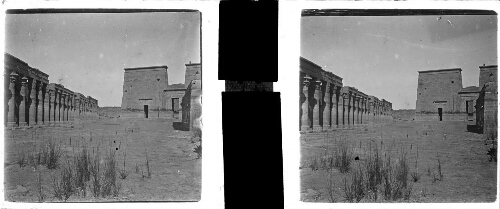 67 - Temple d'Isis à Philae. Première cour, côté est