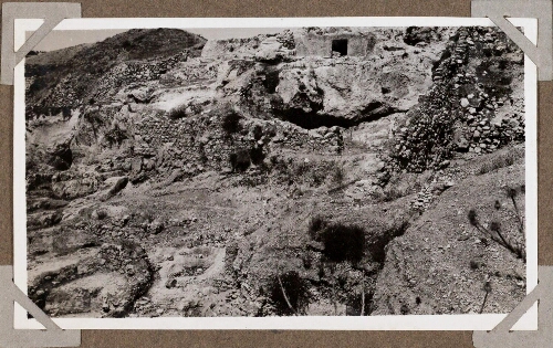 Jérusalem : Arassement de la tour de Siloé ; murs antiques, au-dessous de l'emplacement des tombes royales. Mur antique restauré par Néhémie, et ouvrage avancé