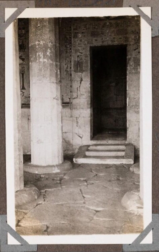 Deir El Bahari : sous le portique de la 2ème terrasse. Entrée d'une chambre