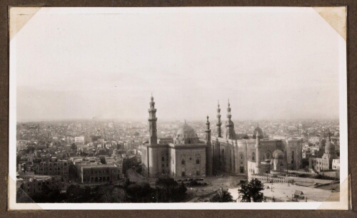 Le Caire : Vue générale prise de la citadelle. Au premier plan, mosquées du sultan Hassan (à gauche), et El Rifar