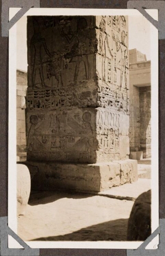 Medinet Habou : temple de Ramsès III, Sous la colonnade Ouest : perspective sur la seconde tour