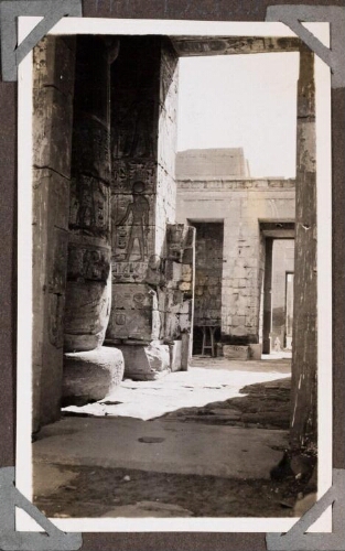 Medinet Habou : temple de Ramsès III, Vue de la 2e cour prise de la salle hypostyle