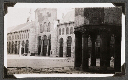 Damas : Dans la cour de la mosquée des Omeyyades. Vue prise de l'angle Sud-Est, face à l'entrée de l'édifice (ancienne basilique de Théodose)