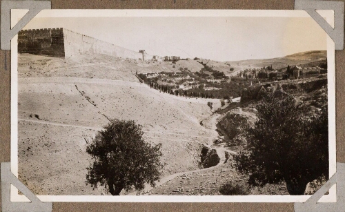 Jérusalem : Ligne des fortifications Est. Vallée du Cédron Sud-Nord. Vue prise de Siloé