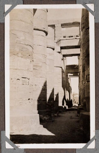 Karnak : Grande salle hypostyle. Une allée transversale. Direction Est-Ouest