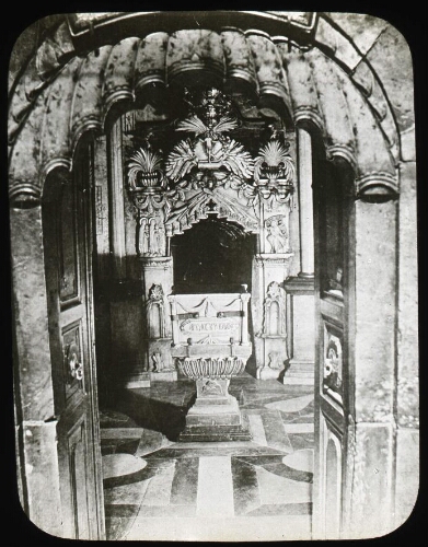 271. Intérieur du Saint-Sépulcre. La pierre de l'Ange
