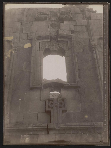 15914. [Amagu. Fenêtre supérieure du flanc Nord de l’église mausolée Sainte-Mère-de-Dieu]. 69