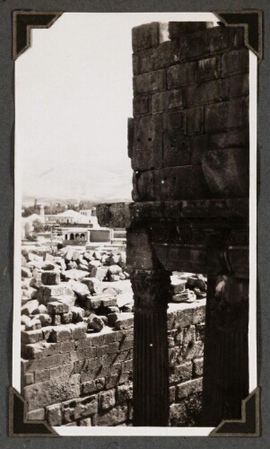 Baalbek : Intérieur du temple de Bacchus. Vue sur les ruines. Direction Sud-Est