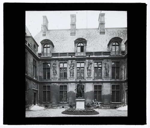 Paris : Hôtel de Sévigné, la cour