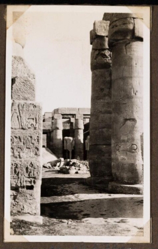 Temple de Louqsor. Cour de Ramsès II, vue du dehors à l'Ouest