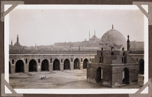 La cour de la mosquée de Touloum. Au fond la citadelle