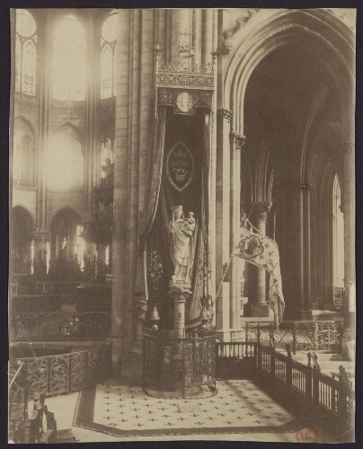 Statue de Vierge à l’Enfant (Intérieur de Notre-Dame de Paris)