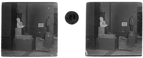 43 - Musée du Caire : [Statues du pharaon Montouhotep assis en costume de jubilé portant la couronne du Nord (XIe dynastie). Deir El Bahari]