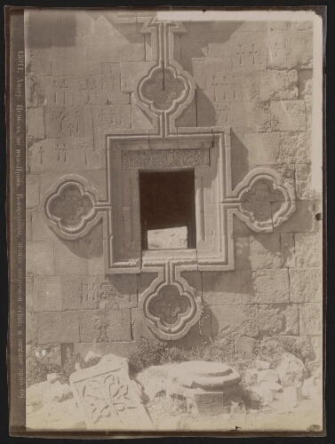 15911. [Amagu. Fenêtre inférieure de l’abside de l’église mausolée Sainte-Mère-de-Dieu]. 66