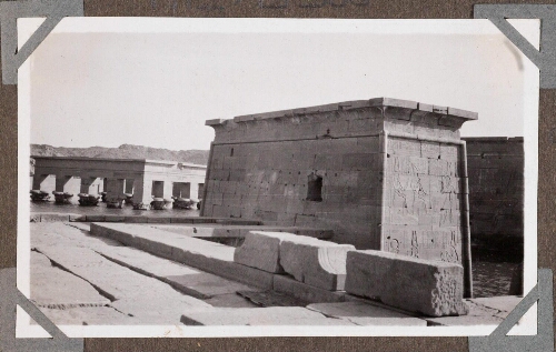 Philae : Sur le pylône du temple d'Isis. Kiosque