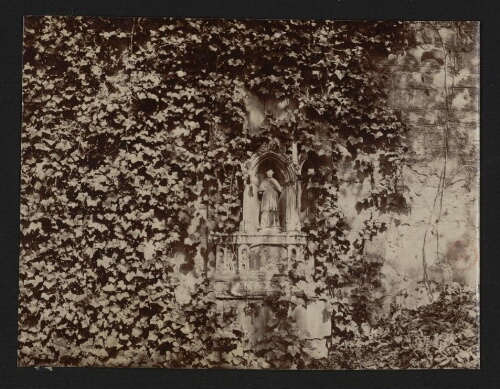 Abbaye des Carmes : statue