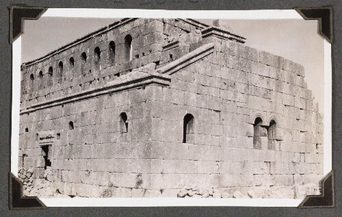 Mouchabbak : Extérieur d'une église du Ve siècle
