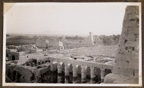 Karnak : Ruines du temple d'Amon. Vue prise du pylône I, direction Sud