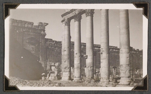 Palmyre : Terrasse du temple de Bêl.Colonnade Ouest et mur Nord