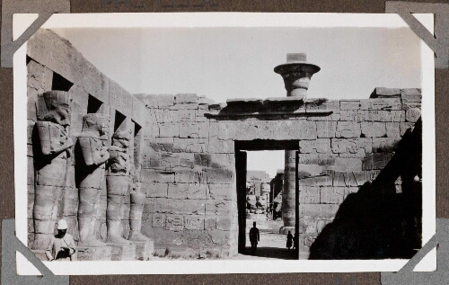 Karnak : Temple de Ramsès III. Cour péristyle. Vue prise face à l'entrée